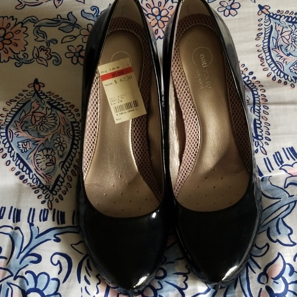 EasySpirit black patent pump